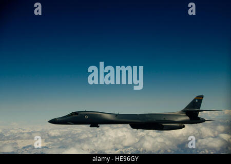 Ein B-1B Lancer führt Operationen über Afghanistan für die Operation Enduring Freedom durch und erhält Luftbetankung von einem KC-135 Stratotanker der 340th Expeditionary Air Betankungsgeschwader. Stockfoto
