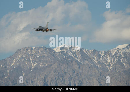 Ein US-Air Force f-16 Fighting Falcon "Triple Nickel" Flugzeuge der 555th zugewiesen Expeditionary Kämpfer-Geschwader von Aviano Air Base, Italien, startet von Bagram Air Field, Afghanistan, 24. Mai 2015. Die f-16 ist ein multi-Role Kampfflugzeug, das ist sehr wendig und hat sich bewährt im Luft-Luft- und Luft-Boden-Kampf. Mitglieder der Triple Nickel werden zur Unterstützung der Operation Freedom Sentinel und NATO entschlossene Unterstützung Mission eingesetzt.  Techn. Sgt Joseph Swafford Stockfoto