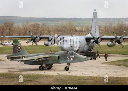 Eine bulgarische Luftwaffe Flugzeuge SU-25 Frogfoot taxis vorbei ein US Air Force C-130E Hercules-Flugzeuge in Bezmer Aviation Base, Bulgarien, 31. März 2008, vor dem Fliegen eines Ausfall für Übung thrakischen Frühjahr 2008. Die jährlichen bilateralen Übung zwischen den USA und Bulgarien schult und verbessert die Interoperabilität zwischen den beiden Nationen.  Master Sergeant Scott Einsätze) (veröffentlicht) Stockfoto