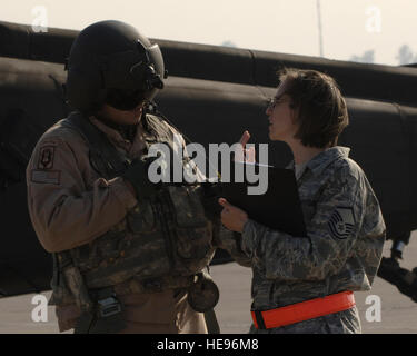 Master Sgt. Christina Taylor, 447th Expeditionary Geschwader Unteroffizier verantwortlich für Protokoll auf Sather Air Base in Bagdad, hilft ein Armee-Hubschrauber-Crew-Mitglied mit Fluginformationen für senior militärischer Führer Reisen zur Unterstützung der Operation Iraqi Freedom. Stockfoto