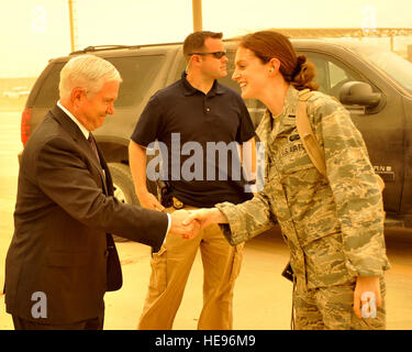 1st Lt. Bethany Mettes, 447th Expeditionary Geschwader Protokollchef, grüßt US-Verteidigungsminister Robert Gates auf einem seiner vielen Besuche nach Bagdad. Leutnant Mettes und das Air Force Baghdad Protokoll Team repräsentieren die erste und letzte Eindruck unterschieden Besucher haben der Amerikaner im Irak tätig. Stockfoto