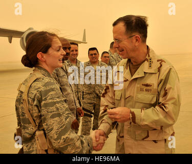 1st Lt. Bethany Mettes, 447th Expeditionary Geschwader Protokollchef, erhält eine Medaille für herausragende Leistungen von Amerikas höchsten Rang Offizier, der Vorsitzende der Joint Chiefs Of Staff Marine Admiral Mike Mullen, auf einem seiner vielen Besuche nach Bagdad. Leutnant Mettes und das Air Force Baghdad Protokoll Team repräsentieren die erste und letzte Eindruck unterschieden Besucher haben der Amerikaner im Irak tätig. Stockfoto