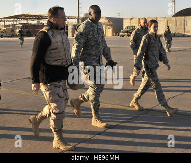 1st Lt. Bethany Mettes (rechts), 447th Expeditionary Air Group Chef des Protokolls und Armee Generalleutnant Lloyd Austin, Multi-National Corps-Irak-Kommandeur (Mitte), escort Marine Admiral Mike Mulklen, Vorsitzender der Joint Chiefs Of Staff, während einer seiner vielen Besuche in Bagdad. Leutnant Mettes und das Air Force Baghdad Protokoll Team repräsentieren die erste und letzte Eindruck unterschieden Besucher haben der Amerikaner im Irak tätig. Stockfoto