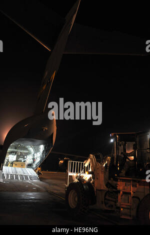 Flieger aus 455. Expeditionary Luft Port Squadron, Detachment 3 laden Paletten auf einer c-17 Globemaster III im Camp Marmal, Afghanistan, 30. Januar 2013. Flieger, die Zugehörigkeit zu den 455. EAPS sind angeklagt, entladen und laden alle Flugzeuge tragen Lieferungen oder Personal in und aus Camp Marmal International Security Assistance Force regionale Befehl-des Nordens Transport Mission unterstützen. Senior Airman Chris Willis) Stockfoto