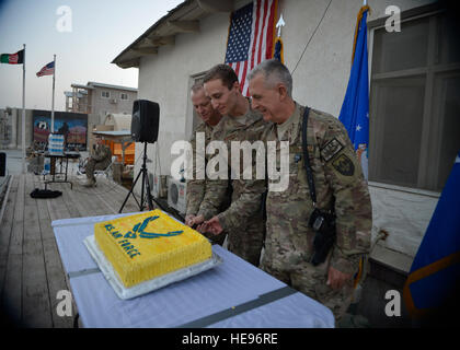 US Air Force Major General Mark Kelly, 455. Expeditionary Air Wing Commander Airman 1st Class Parker Heideman, 100. Expeditionary Kämpfer-Geschwader und Lieutenant Colonel James Haraak, 455. Expeditionary Medical Group, schneiden Sie den zeremoniellen Kuchen während der Air Force 67. Jahrestag Bagram Airfield, Afghanistan 18. September 2014. Heideman und Haraak vertreten die ranghöchsten und die meisten junior Flieger bei der Zeremonie anwesend.   Staff Sgt Evelyn Chavez Stockfoto