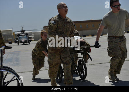 US Air Force Piloten reagieren auf ein mass Casualty in Bagram Air Field, Afghanistan 5. August 2014.  Die Opfer wurden medizinisch Craig Joint Theater Krankenhaus evakuiert, das Ärzteteam bei der CJTH betreuen, Bagram und leitet alle operativen Basen in Afghanistan.  Staff Sgt Evelyn Chavez Stockfoto