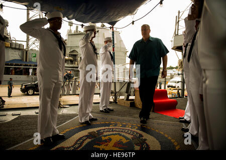 US Navy Matrosen stellvertretender Verteidigungsminister Bob Arbeit auf der USS Shiloh herzlich willkommen bei Flotte Aktivitäten Yokosuka, Japan während seines Besuchs in der Region Asien/Pazifik 23. August 2014. (Master Sgt. Adrian Cadiz) (Freigegeben) Stockfoto