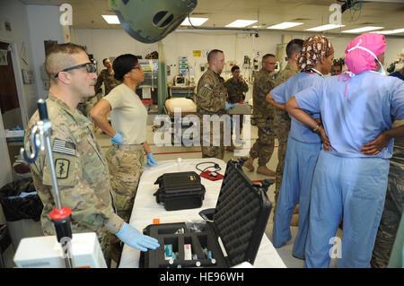 Major Fernando Santana, 455. Expeditionary medizinische Unterstützung Apotheke Flug Staffelkapitän, und Master Sgt. Tammy Robinson, 455. EMDSS Apotheke Flug Chef, beobachten ein Trauma-Patient am Klinikum Craig Joint Theater auf Bagram Airfield, Afghanistan, 23. April 2013 behandelt werden. Die Apotheke-Flug unterstützt Medikamente in der Intensivstation und OP-Säle, Ärzte und Krankenschwestern, bessere Konzentration auf den Patienten zu ermöglichen. Staff Sgt. David Dobrydney) Stockfoto