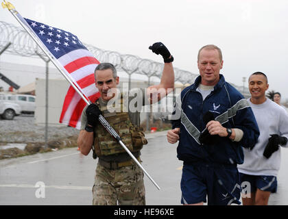 US Air Force Major General Mark Kelly, 455. Expeditionary Air Wing Commander und US Air Force Chief Master Sgt. Ramon "CZ" Colon-Lopez, Air Force Central Command Befehl Chef, ausgeführt mit einer Flagge mit den Namen der sieben spezielle Operatoren, die 4. März 2002 während der Operation Anaconda getötet wurden: US Air Force Senior Airman Jason Cunningham, US Army CPL. Matthew Commons, US Army Spc. Marc Anderson , US Armee SGT Phillip Svitak, US Armee Sgt. Bradley Crose, US Navy Petty Officer 1st Class Neil Roberts und US Air Force Tech Sgt John Chapman, 4. März 2015 bei Bagram Air Field, afghanische Stockfoto