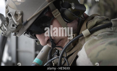 US Air Force Senior Airman Derek Hemerick, 83. Expeditionary Rescue Squadron, 455 Expeditionary Air Wing Pararescueman bereitet seine Ausrüstung auf eine Ausbildungsmission in Bagram Air Field, Afghanistan 5. Mai 2014. Das Geschwader beteiligte sich an ein Trainingsszenario, wo ein Fahrzeug simuliert einen improvisierten Sprengsatz auffällig. Während des Trainings flog Rettungsmannschaften am HH - 60G Pave Hawk-Hubschrauber bis hin zur Verletzung, simulierte vorausgesetzt Sicherheit, behandelte Patienten, bereitete sie für die Reise, und sicher ging das Gebiet. Hemerick ist ein Eingeborener von San Clemente, Kalifornien, und wird bereitgestellt von Moody Air Stockfoto