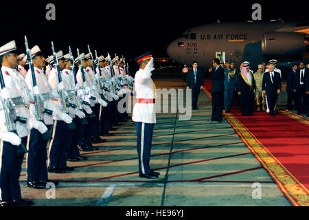 US-Verteidigungsminister Robert M. Gates wird von einer Ehre Cordon und Bahrains Staatssekretär für Verteidigung Shaykh Muhammad bin Abdulla al-Khalifa bei seiner Ankunft in Manama, Bahrain Freitag, 12. Dezember 2008 begrüßt. Verteidigungsminister Gates ist in Bahrain, das internationale Institut für strategische Studien Manama Dialoge, ein Forum für die nationale Sicherheit Betriebe der Teilnehmerstaaten zum Austausch über regionale Sicherheitsherausforderungen teilnehmen. Verteidigung-Abteilung  Tech Sgt Jerry Morrison) Stockfoto