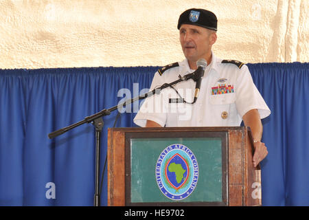 US Armee Generalmajor Rob Baker, Combined Joint Task Force - Horn von Afrika Kommandant befasst sich Task Force Personal bei einem Befehl Zeremonie hier 26 Mai. Baker übernahm das Kommando über CJTF-HOA während einer Änderung der Befehl Zeremonie, die US-Armee-General Carter F. Ham, US Africa Command Kommandeur geleitet wurde. Stockfoto