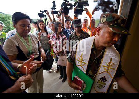 Philippine Militärkaplan führt einen feierlichen Segen während der Kandis III Grundschule Einweihungsfeier, 22 April, bei Puerto Princesa City, Palawan, Philippinen.  Als Teil des Balikatan 2012, Philippinen und USA arbeitete Soldat innen Hand in Hand, um ein Gebäude mit zwei Klassenzimmern zu bauen. Übung Balikatan ist eine jährliche Fortbildungsveranstaltung zur Verbesserung der gemeinsamen Planung, Kampfbereitschaft, humanitäre Hilfe und Interoperabilität zwischen der Streitkräfte der Philippinen und den USA Stockfoto