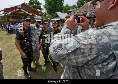 Philippinische und US-Militärangehörige Gruppe fotografieren während der Kandis III Grundschule Einweihungsfeier, 22 April, bei Puerto Princesa City, Palawan, Philippinen. Als Teil des Balikatan 2012, Philippinen und USA arbeitete Soldat innen Hand in Hand, um ein Gebäude mit zwei Klassenzimmern zu bauen. Übung Balikatan ist eine jährliche Fortbildungsveranstaltung zur Verbesserung der gemeinsamen Planung, Kampfbereitschaft, humanitäre Hilfe und Interoperabilität zwischen der Streitkräfte der Philippinen und den USA Stockfoto