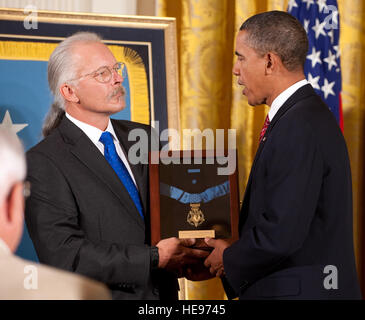 Präsident Barack Obama, Recht, präsentiert einen Medal Of Honor Award, Richard Etchberger, Sohn des US Air Force Chief Master Sgt. Richard L. Etchberger, während einer Zeremonie im Weißen Haus 21. September 2010. Richard Etchberger und seine Brüder Steve Wilson und Cory Etchberger waren alle anwesend bei der Zeremonie, die posthume Auszeichnung im Namen ihres Vaters anzunehmen, die die Medaille für seine Tätigkeiten während des Vietnam-Krieges erhielt. Chief Master Sgt. Etchberger selbst feindliche Feuer ausgesetzt um 11. März 1968 drei Kollegen Flieger während eines Angriffs auf ihre Position in Laos zu retten. Etchberger suf Stockfoto