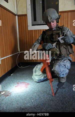 US Air Force Master Sergeant Don Allen, Fotojournalist, 4. bekämpfen Kamera Geschwader, März Air Reserve Base, Kalifornien, sammelt mock Tatort Beweise im Rahmen des Schlachtfeld forensische Training am 25. Juli 2013 im März ARB. Ein mobiler Schulungsteam bestehend aus Regierung Fremdfirmen aus Six3 Systemen beigebracht 38 Flieger, zwei Matrosen und ein Marine Erfassung und Verarbeitung von biometrischen Beweise in einem Schlachtfeld-Umfeld. Nur 2 Prozent der gesamten US-Militär hat jemals diese One of a Kind-Ausbildung erhalten.  TSgt Erica J. Knight/freigegeben) Stockfoto