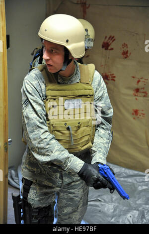 US Air Force Senior Airman Kevin Mitterholzer, Fotojournalist aus der 4. bekämpfen Kamera Squadron, März Air Reserve Base, Kalifornien, sichert einen mock Tatort als Rahmen Schlachtfeld forensische Ausbildung am 25. Juli 2013 an März ARB.  Ein mobiler Schulungsteam bestehend aus Regierung Fremdfirmen aus Six3 Systemen beigebracht 38 Flieger, zwei Matrosen und ein Marine Erfassung und Verarbeitung von biometrischen Beweise in einem Schlachtfeld-Umfeld. Nur 2 Prozent der gesamten US-Militär hat jemals diese One of a Kind-Ausbildung erhalten.  TSgt Erica J. Knight/freigegeben) Stockfoto