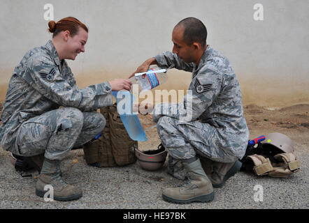 Bereiten Sie US Air Force Senior Airman Brianna Veesart, links, und Staff Sgt Joseph Araiza, beide Fotojournalisten aus der 4. bekämpfen Kamera Squadron, März Air Reserve Base, Kalifornien, ihre persönliche Ausrüstung in Vorbereitung für das Schlachtfeld forensische Training am 25. Juli 2013 im März ARB.  Ein mobiler Schulungsteam bestehend aus Regierung Fremdfirmen aus Six3 Systemen beigebracht 38 Flieger, zwei Matrosen und ein Marine Erfassung und Verarbeitung von biometrischen Beweise in einem Schlachtfeld-Umfeld. Nur 2 Prozent der gesamten US-Militär hat jemals diese One of a Kind-Ausbildung erhalten.  TSgt Erica J. Knight/freigegeben Stockfoto