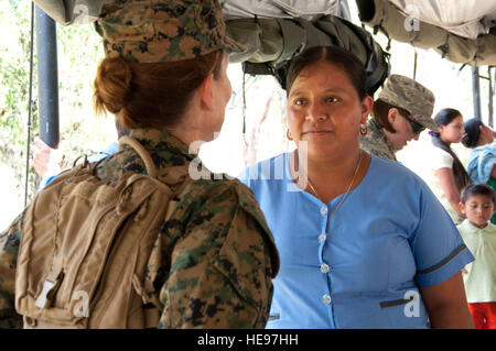 U.S. Navy Lt. CMdR Denise Scheller, neue Horizonte zivile Angelegenheiten Mitglied bereitgestellt von der 1. Civil Affairs Group Camp Pendleton, Kalifornien, linken, spricht mit dem Auftraggeber von unserer lieben Frau der Schmerzen Roman Catholic School während einer medizinischen Bereitschaft Übung 28. April 2014, in Dolores, einem abgelegenen Dorf im Süden von Belize. Der Auftraggeber, sowie andere Lehrer und Gemeinde Gesundheitspersonal unterstützt mit Logistik und Übersetzung während der ärztlichen und zahnärztlichen Prüfungen während der Heilgymnastik. Belize Einheimischen erhalten medizinischen Versorgung durch Belize Gesundheitspersonal sowie kanadischen Stockfoto