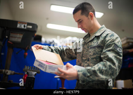 Staff Sgt Russell Weber, 374th chirurgische Operations Squadron NCOIC von Orthesen, analysiert eine Fuß-Form vor der Erstellung Schuheinlagen auf Yokota Air Base, Japan, 12. Februar 2014. Weber verbringt den Großteil seiner Zeit Schuheinlagen für mehrere lokale Basen aufgrund begrenzter Orthesen-Spezialisten erstellen.  Staff Sgt Chad C. Strohmeyer Stockfoto