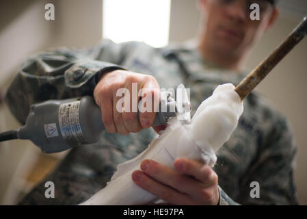 Staff Sgt Russell Weber, 374th chirurgische Operations Squadron NCOIC von Orthesen, schlitzt ein Schimmel auf Yokota Air Base, Japan, 12. Februar 2014. Orthesen-Personal spezialisiert auf die Schaffung von Zahnspangen und Einsätze für verschiedene Arten von Verletzungen.  Staff Sgt Chad C. Strohmeyer Stockfoto