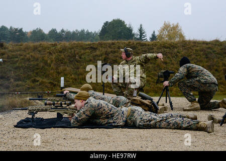 US-Marines arbeiten als Team, um Ziele und wird von einem US-Soldaten, benotet zugewiesen der 173rd Airborne Brigade während der Europapokal beste Sniper Squad bei der 7. Armee Training Command Truppenübungsplatz Grafenwöhr, Deutschland, 24. Oktober 2016 zu engagieren. Die beste Sniper Squad Europapokal ist ein Army Europe-Wettbewerb herausfordernde Militärs aus in ganz Europa zu konkurrieren und verbessern die Zusammenarbeit mit Verbündeten und Partnerstaaten.   SPC. Emily Houdershieldt) Stockfoto