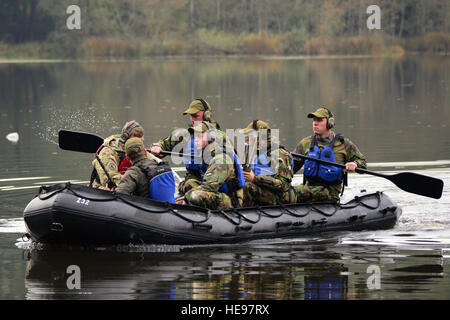 Niederländische Soldaten bereiten, Ziele aus einem Schlauchboot während der beste Sniper Squad Europapokal in der 7. Armee Training Command Grafenwöhr Training Area, Deutschland, 24. Oktober 2016 zu engagieren. Die beste Sniper Squad Europapokal ist ein Army Europe-Wettbewerb herausfordernde Militärs aus in ganz Europa zu konkurrieren und verbessern die Zusammenarbeit mit Verbündeten und Partnerstaaten.   SPC. Emily Houdershieldt) Stockfoto