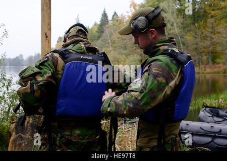 Niederländische Soldaten bereiten sich auf die nächste Herausforderung ansprechende Ziele vor einem Schlauchboot als Teil der Europäischen besten Sniper Squad Wettbewerb bei der 7. Armee Training Command Truppenübungsplatz Grafenwöhr, Deutschland, 24. Oktober 2016. Die beste Sniper Squad Europapokal ist ein Army Europe-Wettbewerb herausfordernde Militärs aus in ganz Europa zu konkurrieren und verbessern die Zusammenarbeit mit Verbündeten und Partnerstaaten.   SPC. Emily Houdershieldt) Stockfoto