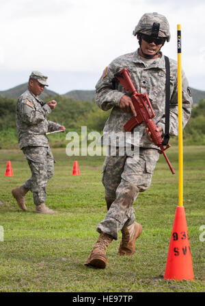 U.S. Armee Spc. Dane Eguchi, 777th Aviation Support Battalion, Hawaii Army National Guard (HIARNG), testen Sie Manöver durch Hindernisse im Kampf Armee Bereitschaft als Teil der 2015 Hawaii Army National Guard und Reserve beste Krieger Wettbewerb 6. März 2015, im Marine Corps Training Bereich Balg, Hawaii. Konkurrenten waren acht Soldaten aus der US-Army National Guard und 13 Soldaten der US Army Reserve, die Einheiten im gesamten pazifischen Raum zugewiesen.  Staff Sergeant Christopher Hubenthal) Stockfoto