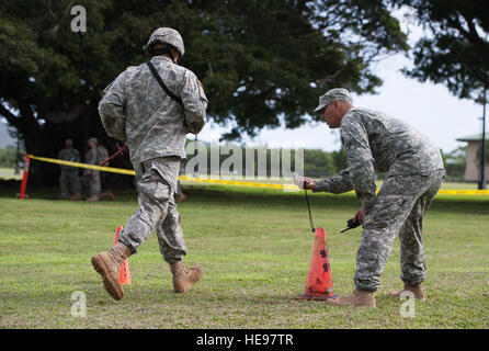 US Army Spc. Dane Eguchi, 777th Aviation Support Battalion, Hawaii Army National Guard (HIARNG) endet einen Kampf Armee Readiness Test als Bestandteil der 2015 Hawaii Army National Guard und Reserve beste Krieger Wettbewerb 6. März 2015, im Marine Corps Training Bereich Balg, Hawaii. Konkurrenten waren acht Soldaten aus der US-Army National Guard und 13 Soldaten der US Army Reserve, die Einheiten im gesamten pazifischen Raum zugewiesen.  Staff Sergeant Christopher Hubenthal) Stockfoto