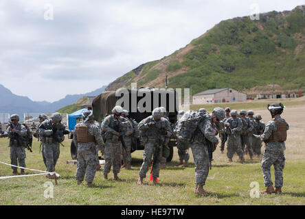 US-Armee Soldaten der US Army National Guard und der US Army Reserve (USAR), bereiten Sie ihre Ausrüstung vor Waffen Qualifikation als Bestandteil der 2015 Hawaii Army National Guard und Reserve beste Krieger Wettbewerb 6. März 2015, an der Marine Corps Base Hawaii. Konkurrenten waren acht Soldaten aus der US-Army National Guard und dreizehn Soldaten der US Army Reserve, die Einheiten im gesamten pazifischen Raum zugewiesen.  Staff Sergeant Christopher Hubenthal) Stockfoto