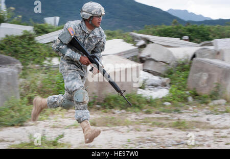 US-Armee Sgt. Joel Reyes, Übung 797th Engineer Company, US Army Reserve (USAR), Sprints in Richtung Deckel während einer Bewegung unter direkten Beschuss als Teil der 2015 Hawaii Army National Guard und Reserve beste Krieger Wettbewerb 8. März 2015, im Marine Corps Training Bereich Balg, Hawaii. Konkurrenten waren acht Soldaten aus der US-Army National Guard und 13 USAR-Soldaten, die Einheiten im gesamten pazifischen Raum zugewiesen.  Staff Sergeant Christopher Hubenthal) Stockfoto