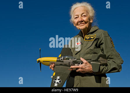 Betty "Tack" Blake, 91, hält ein Modell von einem p-51 Mustang, ihre Lieblings-Flugzeuge zu fliegen, vor ihrem Haus in Scottsdale, Arizona Blake trat die erste Klasse der WAFs (später genannt Women Airforce Service Pilots). Während des zweiten Weltkriegs wurde sie als Pilotin Transport, Überführung 36 verschiedene Arten von Flugzeugen in ganz Amerika zugeteilt.   Techn. Sgt Bennie J. Davis III) Stockfoto