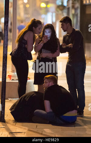 Nachtschwärmer und Partygänger in Cardiff am schwarzen Freitag in Cardiff, Südwales, UK. Stockfoto