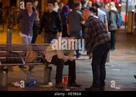 Nachtschwärmer und Partygänger in Cardiff am schwarzen Freitag in Cardiff, Südwales, UK. Stockfoto