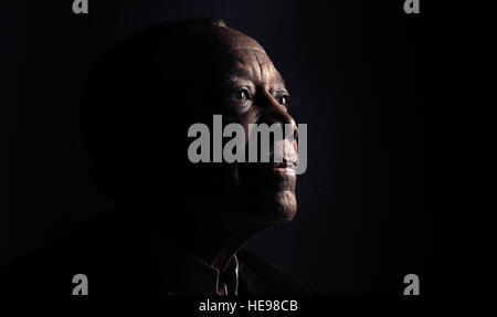 Vietnam-Veteran im Ruhestand Senior Master Sergeant Raymond Harris posiert für ein Portrait auf gemeinsamer Basis Elmendorf-Richardson, Alaska, 25. Februar 2015.  Harris diente in der US Air Force seit 30 Jahren mit zwei Touren der Aufgabe in der Republik von Vietnam während der Civil Rights Movement. Stockfoto