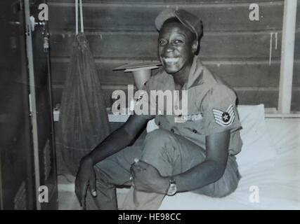 Vietnam-Veteran Raymond Harris Lächeln für die Kamera auf Tan Son Nhut Air Base, die Republik von Vietnam, 1968. Harris war 30 Jahre als Senior Master Sergeant und abgeschlossene zwei Touren der Aufgabe in der Republik von Vietnam während der Civil Rights Movement in den Ruhestand in der US Air Force. Stockfoto