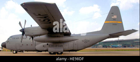 HO flog-CHI-Minh-Stadt, Vietnam - eine c-130 aus der 144. Airlift Squadron von Kulis Air National Guard Base, Alaska, 39 des Militärs von Stützpunkten rund um den Pazifik und kontinentalen USA als Teil des Pacific Angel 10-2.  Pacific Angel ist eine US Pacific Command Mission entwickelt, um die medizinische Versorgung und Verbesserung der städtischen Infrastruktur im gesamten pazifischen Raum.  Dies ist das zweite Mal, das Pacific Engel in Vietnam stattgefunden hat.  Pacific Angel 10-2 wird in den Dörfern rund um die Stadt Can Tho ausgeführt werden.   Captain Timothy Lundberg) Stockfoto