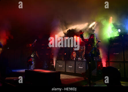 Führen Sie Zakk Wylde, Sänger, Gitarrist und Pianist für Black Label Society, Wellen Abschied am Ende eines Konzerts für Team Ramstein in Ramstein Air Base, Deutschland, 17. März 2015. Nach Tourneen durch Europa, legte die Band ein kostenloses Konzert für Soldaten und deren Familien mit Hilfe von der USO. (US-s/Staff Sgt. Sara Keller) Stockfoto