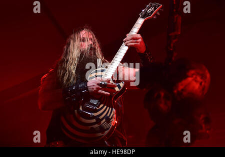 Zakk Wylde, Lead-Sänger, Gitarrist und Pianist für Black Label Society, spielt eine Gitarre während eines Konzerts für Team Ramstein in Ramstein Air Base, Deutschland, 17. März 2015. Nach Tourneen durch Europa, legte die Band ein kostenloses Konzert für Soldaten und deren Familien mit Hilfe von der USO. (US Air Force Fotos/Staff Sgt. Sara Keller) Stockfoto