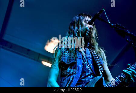 Dario Lorina, Rhythmus-Gitarrist und Sänger der Black Label Society, backing spielt während ein kostenloses Konzert für Militärangehörige und ihre Familien auf der Ramstein Air Base, Deutschland, 17. März 2015. Nach Tourneen durch Europa, legte die Band ein kostenloses Konzert für Soldaten und deren Familien mit Hilfe von der USO. (US Air Force Fotos/Staff Sgt. Sara Keller) Stockfoto