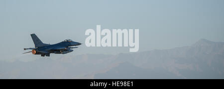 Capt Tyler McBride, 421st Expeditionary Fighter Squadron-Chef der Sicherheit, bereitgestellt von Hill Air Force Base in Utah, fährt auf einen Ausfall von Bagram Air Field, Afghanistan, 30. Oktober 2015. Hier angekommen Flieger zugeordnet, die 421st Fighter Squadron, bekannt als die "schwarzen Witwen" von Hill Air Force Base in Utah, 28. Oktober 2015, zur Unterstützung der Operation Freedom Sentinel und NATO entschlossene Unterstützung Mission. Techn. Sgt. Robert Cloys /) Stockfoto