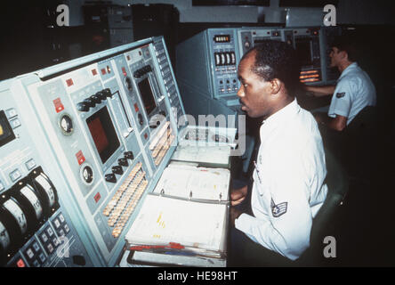 Air Force Techniker arbeiten Monitore in der Tactical Operations Room auf der Ballistic Missile Early Warning System-Website verfolgen. Stockfoto