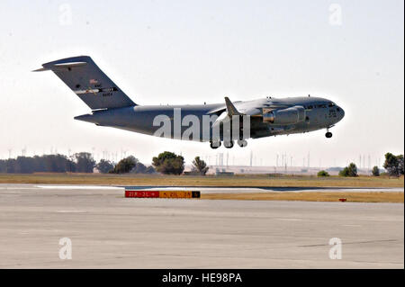 Travis Air Force Base ersten c-17 kommt am Bahnhof von Generalmajor Thomas P. Kane pilotiert. Diese c-17 ist die erste von 13 Jahren, die an Travis stationiert werden. Travis AFB, CA, veröffentlicht (US Air Force Mr David Cushman, GS-11) Stockfoto