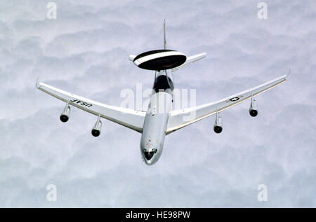 Eine e-3 Sentry nähert sich einen KC-10A Extender von McGuire Air Force Base für Luftbetankung am 29. Juni 2000. Die e-3 Sentry ist ein in der Luft Warnung und Control System (AWACS) Flugzeuge, die Allwetter-Überwachung bietet, Befehl, Steuerung und Kommunikation benötigt durch Kommandeure der USA und der NATO Luft-Verteidigung-Kräfte. Die e-3 Sentry ist modifizierte Boeing 707/320 kommerzielle Zelle mit einem rotierenden Radarkuppel. Die Kuppel ist 30 Meter im Durchmesser 6 Fuß dick und wird durch zwei Federbeine 11 ft über dem Rumpf gehalten. Es enthält eine Radar-Subsystem, die Überwachung von der Erdoberfläche bis in ermöglicht die Stockfoto