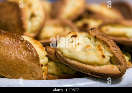 Blätterteig mit Käse auf einem hölzernen Hintergrund. Hausgemachte Torten backen. Stockfoto