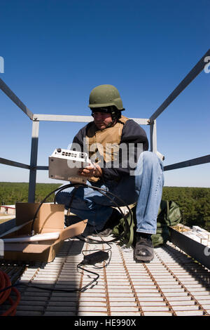 James Smith mit dem US Joint Forces Command gemeinsame Brände Integration und Interoperabilität Team installiert eine erweiterte Daten Antenne auf Punkt zwei Aussichtsturm auf der Marine Corps Base Camp Lejeune.  Einmal installiert, die Antenne wird verwendete von US-Computer-Netzwerk erweitern und Koalition militärische Fluglotsen, die Teilnahme an der Demonstration Fett Quest 2009 weiterleiten.  Mutige Suche 2009 ist ein Advanced Concept Technology Demonstration, die fast 1.000 professionelle Warfighters zusammenbringt und Auftragnehmer aus 11 Ländern und über das US-Militär in ein Feld-Umgebung testen Stockfoto