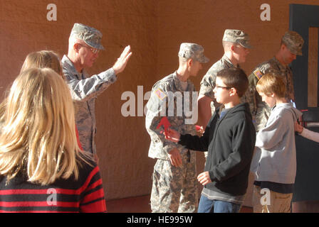 Arizona Gardisten außerhalb Auditorium Türen an der Wilson Elementary School, High-Five stehen und vielen Studenten, die das Gebäude verlassen. Die Studenten anerkannt Kupfer Kaktus Soldaten und Piloten für ihren Dienst am Veterans Day, Nov 11. Studenten präsentierten Danksagungen in Form von Händen, die Soldaten, die freiwillig für die Veranstaltung. Stockfoto