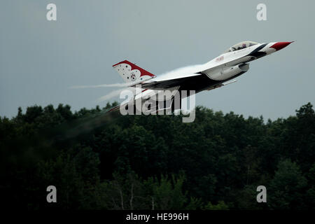 Major Aaron Jelinek, Thunderbird 5 führen Solo, zieht für die Boston Portsmouth Air Show am Pease Air National Guard Base, N.H., 14. August 2011. Staff Sgt Larry E. Reid Jr., veröffentlicht) Stockfoto