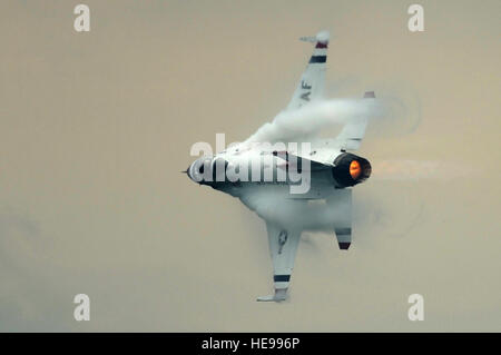 Major Aaron Jelinek, Thunderbird 5 führen Solo, zeigt die enge drehen Leistung der f-16 Fighting Falcon mit maximal 360 während der Boston Portsmouth Air Show am Pease Air National Guard Base, N.H., 14. August 2011. Staff Sgt Larry E. Reid Jr., veröffentlicht) Stockfoto